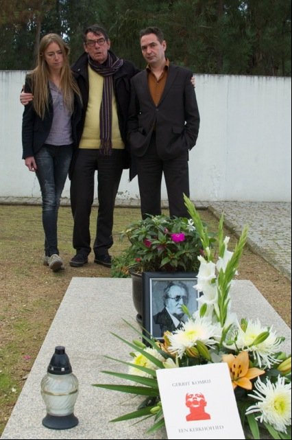 Roos Custers Charles Hofman en Menno Wigman bij het graf van Gerrit Komrij