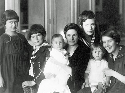 Katja Mann met zes kinderen omstreeks 1919