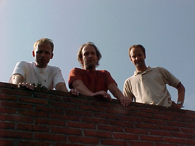De Tzum-redactie in 2003, v.l.n.r. Coen Peppelenbos, Peter Middendorp, Gideon van Ligten.