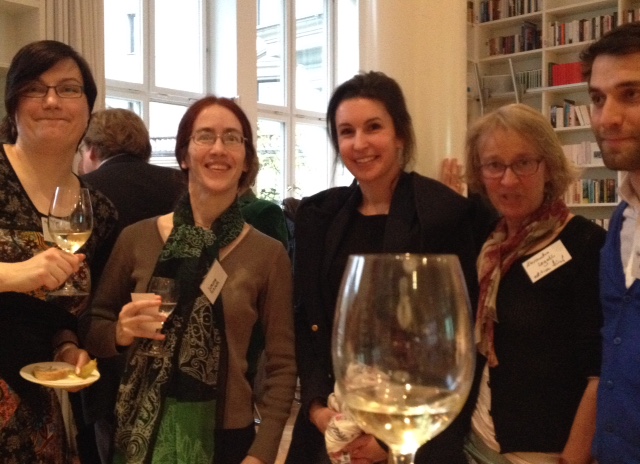De vertalers Marjolijn Storm, Simone Schrott met redacteuren van editionfünf en Klett-Cotta 