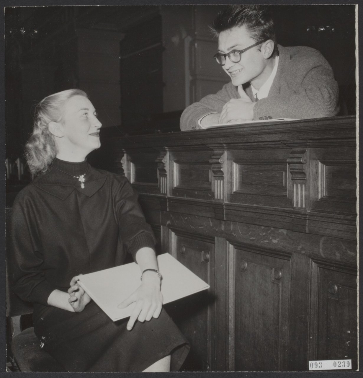 Ellen Warmond en Remco Campert bij uitreiking Reina Prinsen Geerligsprijs in 1953