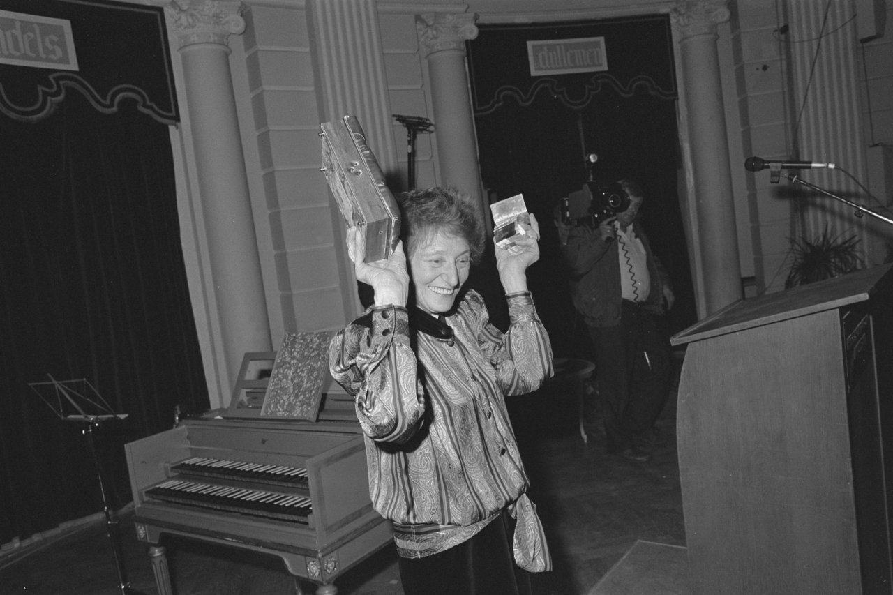 Josepha Mendels na  ontvangst van Anna Bijnsprijs in 1986