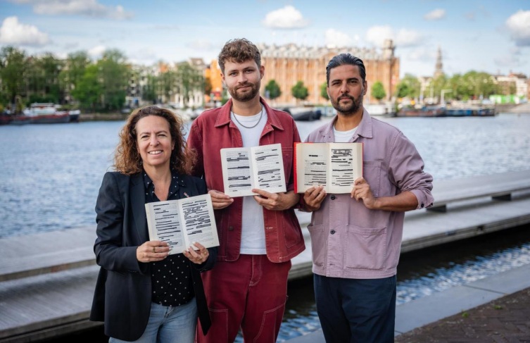 Nieuws: Amsterdam Canal Parade krijgt dit jaar ook een Boekenboot